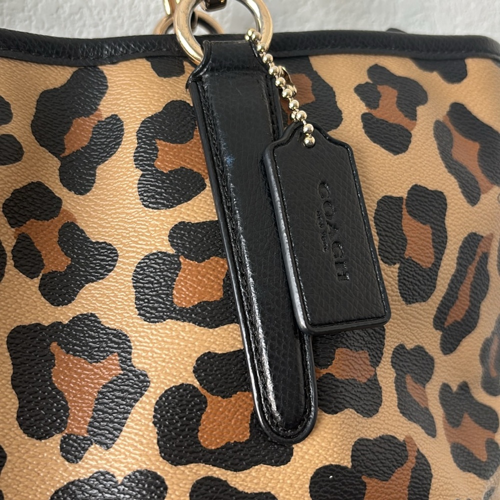 🔥 *Spotlight Stealer* Coach Gallery Bag
~ Leopard Print Posh Perfection! - Picture 10 of 16